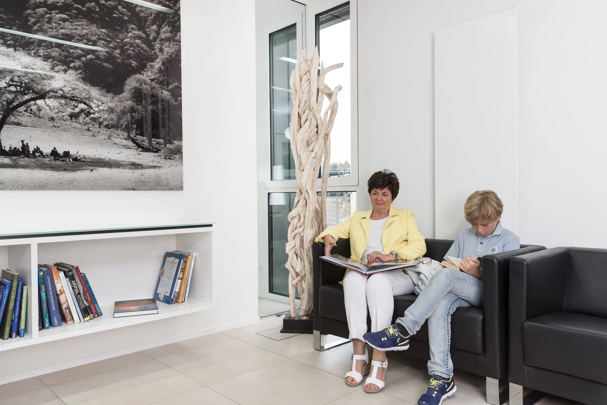 Familienfreundlicher Wartebereich der Zahnarztpraxis Dr. Holtkamp in Würzburg