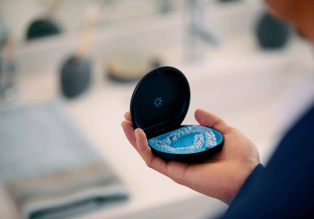 Transparente Invisalign-Aligner-Schiene mit Aufbewahrungsbox